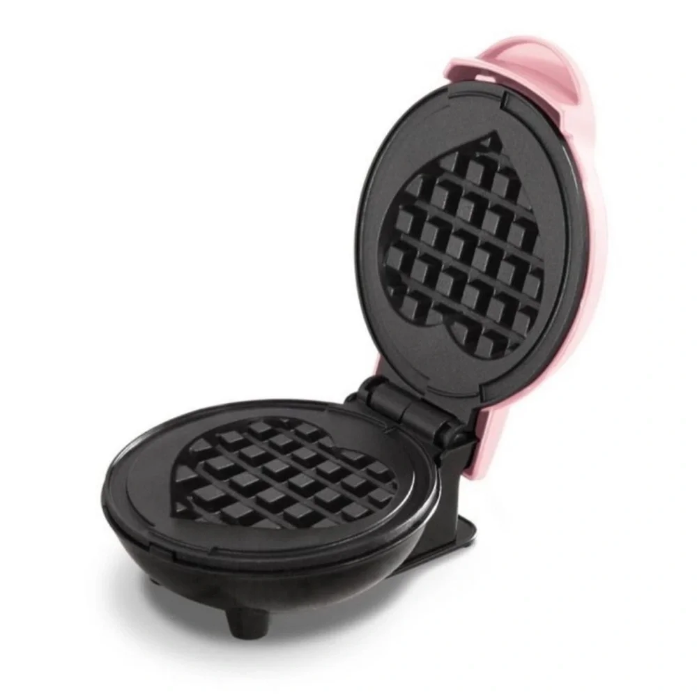 New Dash pink heart waffle maker, perfect for Valentines Day, never used!